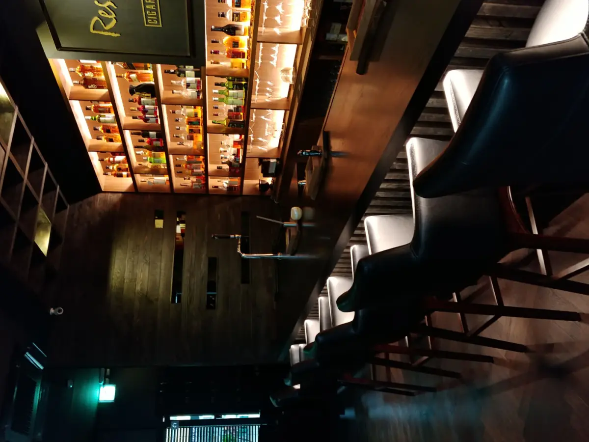 무드 있는 조명의 프리미엄 위스키 바 인테리어